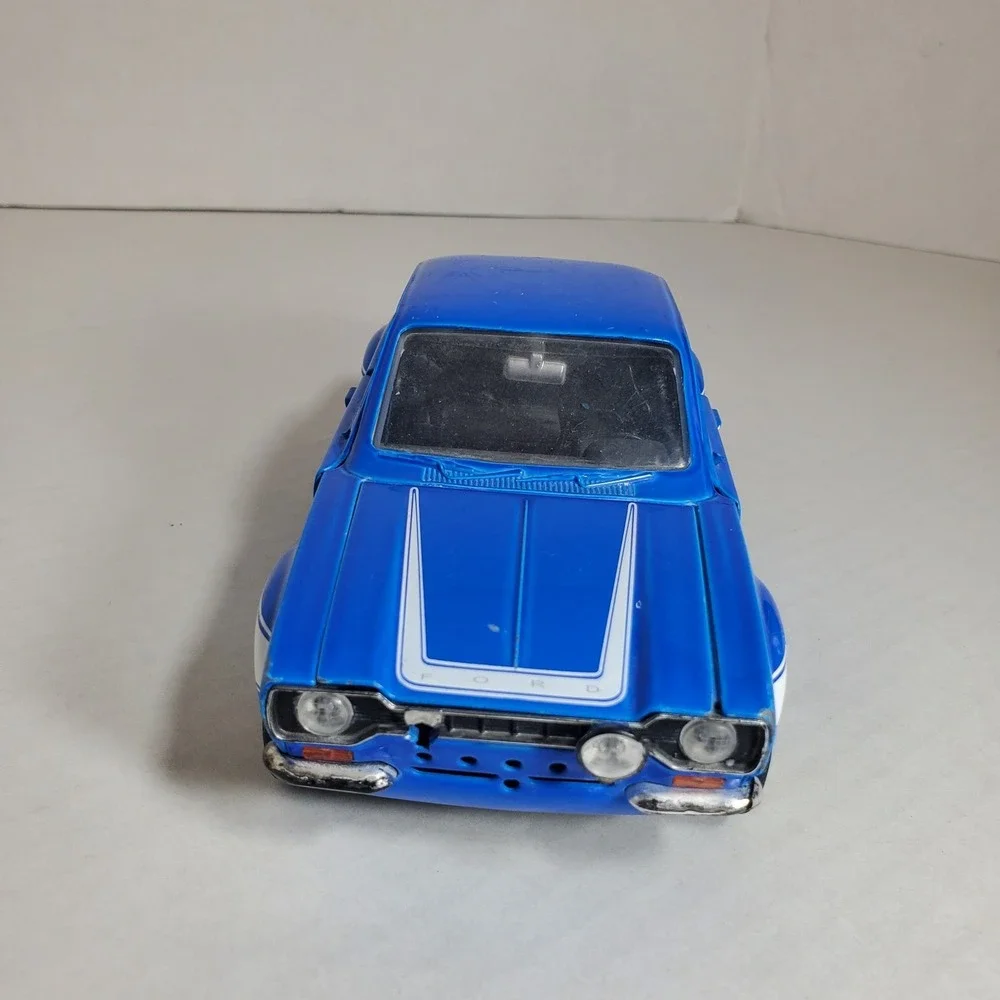 Jada Toys‎ 1:24 Scale 1974 Ford Escort Die-Cast Model Car Blue. Missing Parts